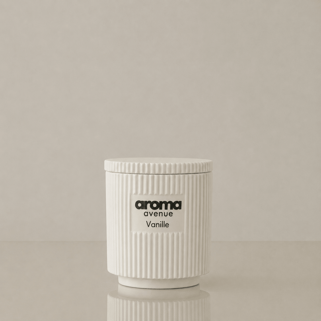 White textured candle container with 'aroma avenue Vanille' text on a beige background